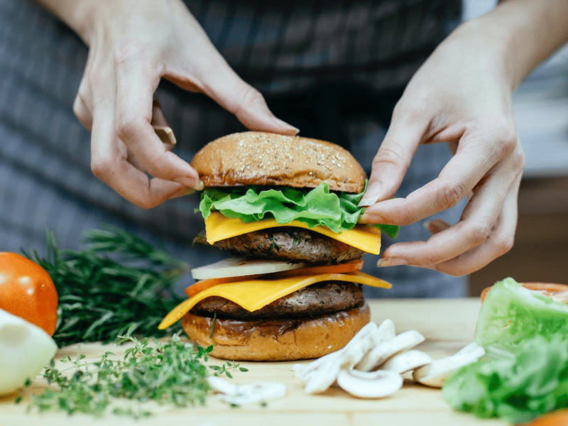 vego burger na dlaždici